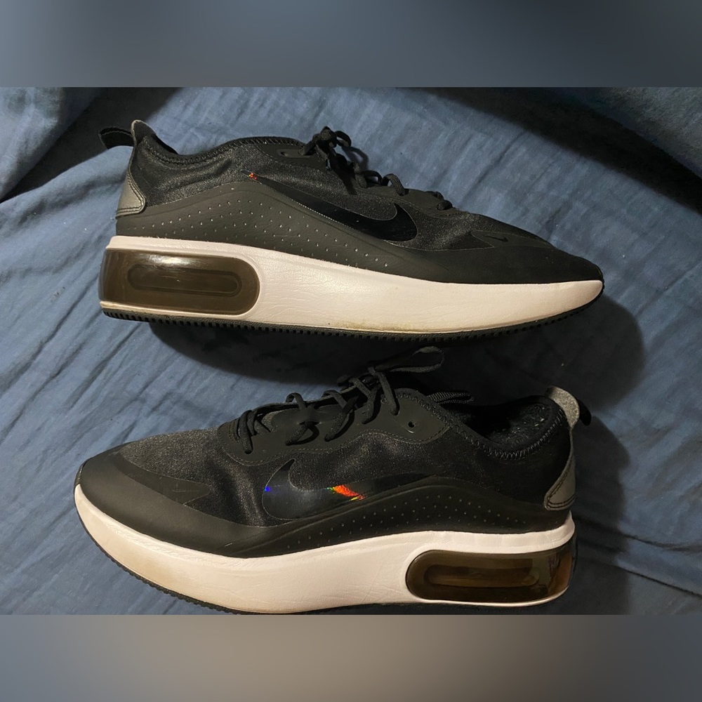 Nike Airmax Women’s Size 10. Used but still in good condition. Looks good.